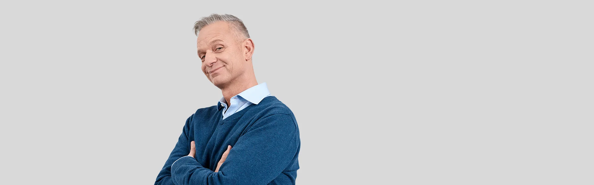 Lächelnder Mann mit verschränkten Armen