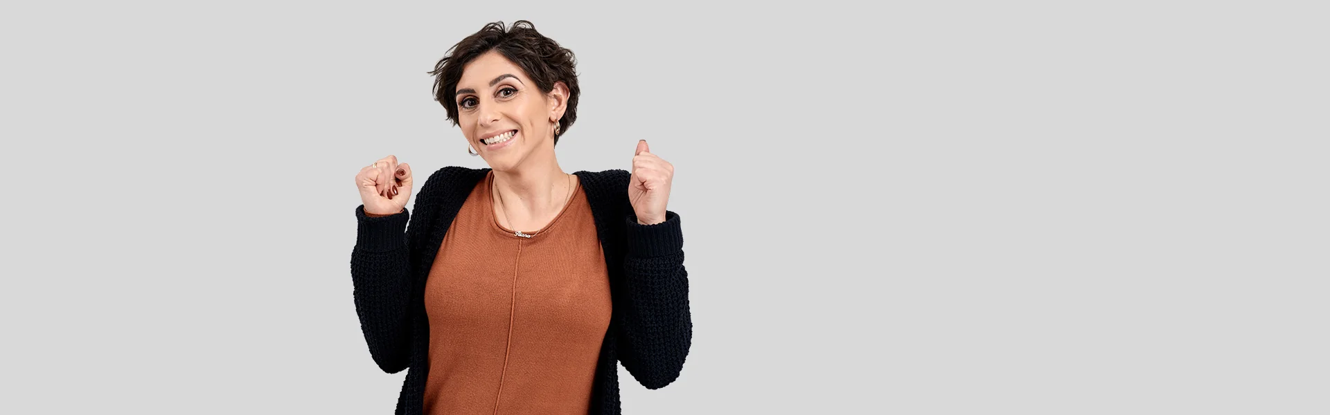 Frau mit Siegerfaust-Geste, lachend