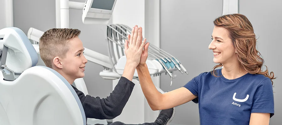 Junger Patient gibt seiner Behandlerin nach der Sitzung ein High-Five